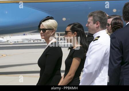 Mitglieder der McCain Familie erwarten Senator John McCain bleibt zu einem Boeing C-32 Flug in Barry Goldwater California Air National Guard Base in Phoenix 30. August übertragen werden. Die Arizona National Guard militärischen Ehren platoon zur Verfügung würdige Übertragungen von der Senator bleibt zum und vom Capitol Building und Arizona Luft Wachposten seine würdige bei der Barry Goldwater California Air National Guard base erleichtert. (Arizona National Guard Stockfoto