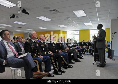 Am 14. August 2018, die Zusammenarbeit und die US Army Reserve kündigte die Fortsetzung der Operation Krankenhaus S.M.A.R.T.- (Strategische medizinische Asset Readiness Training) mit einer neuen Gruppe von Partnern in Cincinnati, Ohio. Hier, Brig. General (Ret.) Rufus Smith, der Ohio State Lehrstuhl für Arbeitgeber Unterstützung des Schutzes und der Reserve, erklärt den Wert von Partnerschaften wie Betrieb Krankenhaus SMART mit Gemeinschaften zu helfen, die civli-militärischen Beziehung herstellen. Betrieb Cincinnati SMART ist der nächste Schritt zu diesem innovativen, einzigartigen Partnerschaft, die auf qualitativ hochwertige konzentriert, individuali Stockfoto