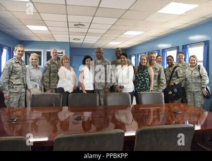 (Nach rechts) Generalleutnant Kenneth Wilsbach, eingehende 7 Air Force Commander, seiner Frau Cindy, Chief Master Sgt. Scott Lumpkin, 7 Air Force command Chief, seiner Frau Meg, Gen. CQ Brown, Jr., Pacific Air Forces Commander, seine Frau Sharene, Chief Master Sgt. Anthony Johnson, Pacific Air Forces Command Chief, seine Frau Stephanie, Generalleutnant Thomas Bergeson, 7 Air Force Commander, seine Frau Pamela, Kapitän Lisa Gund, 7 Air Force Aide-de-camp, Brig. Gen. Lance Pilch, 7 Air Force stellvertretender Kommandant und Maj. Megan Mallone, 607Th Air Operations Center Legal Advisor, für ein Foto posieren i Stockfoto