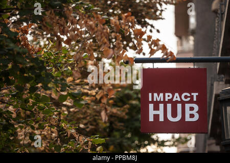 Belgrad, SERBIEN - September 24, 2018: Logo der Auswirkungen der Nabe auf ihre Büros in Belgrad. ImpactHub ist ein Startup incubatore Bereitstellung Coworking und offic Stockfoto