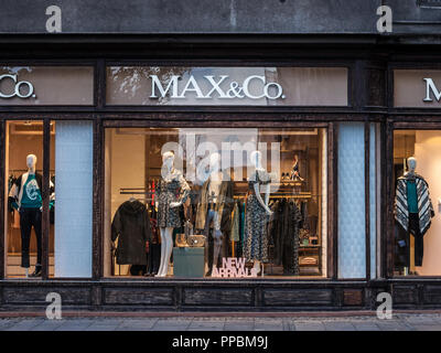 Belgrad, SERBIEN - September 24, 2018: Max&Co Logo auf ihren wichtigsten Store für Belgrad. Max & Co ist ein Modeunternehmen aus Italien, spezialisiert auf Luxus Stockfoto