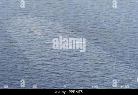 Einem Überflug zeigt den Bereich, in dem das Fischereifahrzeug Master D ca. 58 Meilen von Port Isabel, Texas, Sept. 1, 2018 sank, nach dem Brennen für zwei Tage. Die 68-Fuß-Master D ist ein 122-gross Tonne Fischereifahrzeug homeported aus der Brownsville Garnelen Becken. Stockfoto