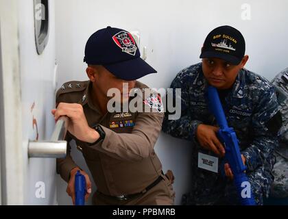 MANILA, Philippinen (31. August 2018) Die Königlich Thailändische Marine Polizisten und einem philippinischen Küste Scots Guards Verletzung einer Luke während der Teilnahme an einem Besuch, Board, Suche, und Beschlagnahme Seminar als Teil von Südostasien Zusammenarbeit und Ausbildung (SEACAT) 2018 an Bord der Philippinischen Küstenwache Sitz in Manila, Philippinen. Dies ist der 17. jährlichen SEACAT Übung und auch Teilnehmer aus den USA, Brunei, Bangladesh, Thailand, die Philippinen, Singapur, Vietnam, Malaysia und Indonesien. Stockfoto