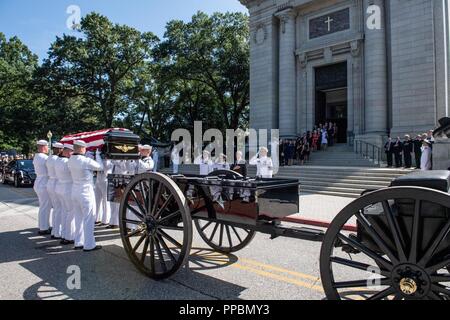 Md. (Bis 30. 2, 2018) Marine Körper Träger der Sarg des Verstorbenen Senator John McCain auf ein Pferd-caisson nach seiner Beerdigung service an der United States Naval Academy Kapelle, Sept. 2, 2018 gezeichnet. John Sidney McCain III graduierte von der United States Naval Academy in 1958. Er war ein Pilot der US Navy von 1958 bis 1981. Von 1967 bis 1973 war er als Kriegsgefangener in Vietnam. Er erhielt zahlreiche Auszeichnungen, darunter den Silbernen Stern, Legion of Merit, Lila Herz, und Distinguished Flying Cross. Stockfoto