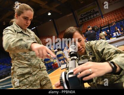 Senior Airman Valentina Botero-Mendieta und Kapitän Laura Delgado, 176 medizinische Gruppe, Alaska Air National Guard über den Betrieb eines Lensometer die Verschreibung von Brillen des Patienten während der innovativen Readiness Training Ola de Esperanza Sanadora, Guaynabo, Puerto Rico, Sept. 1, 2018 zu bestimmen. Der Zweck des IRT ist medizinische, zahnmedizinische und Optometrie Pflege lokalen städtischen Behörden bei der Bewältigung underserved Gemeinschaft Gesundheit und gesellschaftliche Bedürfnisse, die sich während der gemeinsamen militärischen humanitären Aktionen zu unterstützen. Stockfoto