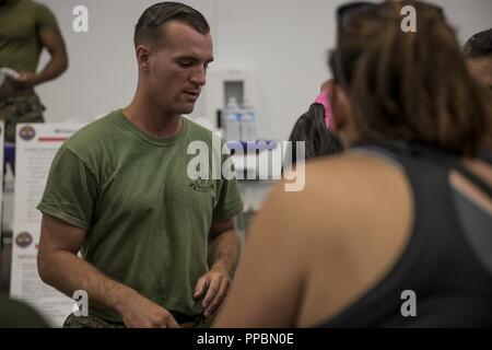 Us Marine Corps Sgt. Cameron Soldano, ein Militär Hundeführer und Munition, seinem Hund, mit 1 Strafverfolgung Bataillon, ich Marine Information Group, zeigen ihre Fähigkeiten während Los Angeles Flotte Woche, Sept. 2, 2018. Soldano, ein Eingeborener von Sacramento, Calif. und Munition werden geschult, verschiedene Aufgaben auszuführen und können Suchanfragen gehören, Machens Verdächtigen, und Aufspüren von Sprengstoff und Drogen. Los Angeles Flotte Woche stellt eine Gelegenheit für das Marine Corps und der Marine die Qualität von Personal für die Bürger von Los Angeles zu demonstrieren und Umgebung. Stockfoto