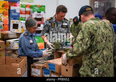 LOS ANGELES (Aug. 31, 2018) Service Mitglieder von der US Navy, Royal Australian Navy und der Royal Canadian Navy posieren für ein Foto am Los Angeles Regional Food Bank auf einer gemeinschaftlichen Beziehungen Projekt während Los Angeles Flotte Woche (LAFW). LAFW ist eine Gelegenheit für die amerikanische Öffentlichkeit die Navy, Marine Corps und Küstenwache Teams zu treffen und America's Meer Dienstleistungen Erfahrung. Während der Fleet Week, service Mitglieder beteiligen sich an verschiedenen gemeinschaftlichen Service Veranstaltungen, Showcase Funktionen und Geräten für die Gemeinschaft, und die Gastfreundschaft von Los Angeles und Umgebung genießen. Stockfoto