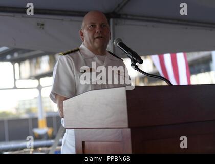 LOS ANGELES (Aug. 30, 2018) - Vice Adm. John Alexander, Commander, United States dritten Flotte, macht seine Erläuterungen während der Los Angeles Flotte Woche (LAFW) jährliche Admiral's Empfang in diesem Jahr bewirtet an Bord der Arleigh-Burke-Klasse Lenkwaffen-zerstörer USS Dewey (DDG105). LAFW ist eine Gelegenheit für die amerikanische Öffentlichkeit die Navy, Marine Corps und Küstenwache Teams zu treffen und America's Meer Dienstleistungen Erfahrung. Während der Fleet Week, service Mitglieder beteiligen sich an verschiedenen gemeinschaftlichen Service Veranstaltungen, Showcase Funktionen und Geräten für die Gemeinschaft, und die Gastfreundschaft von Los Engel genießen Stockfoto