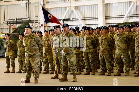 Soldaten aus 29 Infantry Brigade Combat Team, Oklahoma Army National Guard stand auf der Parade Rest während Ihrer Bereitstellung Zeremonie am Kalaeloa Army Aviation Support Facility am 26. August 2018. Die 1-299 th CAV bereitstellen werden, Sinai, Ägypten, zur Unterstützung der Multinationalen Truppe und Beobachter während der 29 IBCT werden Bereitstellung für den Kosovo zur Unterstützung der Multinationalen Battle Group Osten der Kosovo Forces (KFOR). Stockfoto