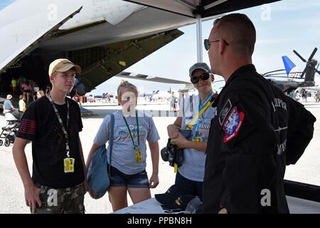 Us Air Force Tech. Sgt. Dominic Dizes, F-16 Viper Demonstration Team Mannschaft Leiter, spricht mit Cleveland National Air Show Teilnehmer auf der Burke Lakefront Airport Flight Line in Cleveland, Ohio, Sept. 1, 2018. Dizes sprach mit den Gästen über die Möglichkeiten von F-16 Fighting Falcons und das, was er tut, sein Flugzeug zu erhalten. Stockfoto