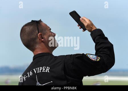Us Air Force Master. Sgt. Chris Schneider, F-16 Viper Demonstration Team (VDT) Betriebsleiter, zeigt seine Kinder Flugzeug üben für die Cleveland National Air Show während einer Videokonferenz am Burke Lakefront Airport Flight Line in Cleveland, Ohio, Aug 31., 2018. Schneider unterstützt sein Team während der Veranstaltung durch die Koordination mit show Direktoren, der Leitung und der erzählenden Demonstration des Teams. Stockfoto