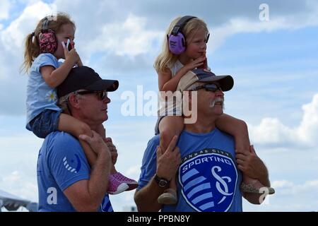 Zuschauer verfolgen ein Pilot seine Flugzeuge durch Antenne Manöver über die Burke Lakefront Airport flight line Navigieren während der Cleveland National Air Show in Cleveland, Ohio, Sept. 1, 2018. Die Veranstaltung gab den Teilnehmern die Möglichkeit, über die Luftfahrt, indem sie Demonstrationen und Interaktion mit Static Display zu erfahren. Stockfoto
