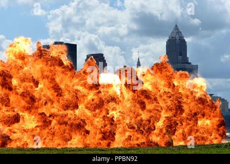 Ein Pyrotechnik Display blendet eine Menschenmenge auf der Burke Lakefront Airport Flug online während der Cleveland National Air Show in Cleveland, Ohio, Sept. 2, 2018. Piloten aus den gesamten Vereinigten Staaten demonstriert die Fähigkeit, eine Vielzahl von Flugzeugen durch Antenne Manöver, einschließlich simulierter strafing läuft durch eine A-10 Thunderbolt II Pilot. Stockfoto