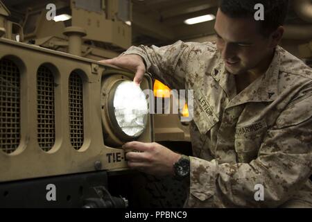 Indischen Ozean US Marine Corps Lance Cpl. Brian Leyton, ein Anti-tank missile Mann mit Waffen Firma, Bataillon Landung Team 3/1, 13 Marine Expeditionary Unit (MEU), arbeitet auf der Grundlage eines M1151A1 gun Truck an Bord der San Antonio-Klasse amphibious Transport dock USS Anchorage LPD (23), 3. September 2018. Das Essex Amphibious Ready Gruppe und begann 13. MEU, werden in den USA 5 Flotte Bereich der Maßnahmen zur Unterstützung der Marine im Einsatz für die Stabilität und Sicherheit in der Region zu gewährleisten und verbindet das Mittelmeer und den Pazifischen Raum durch den westlichen Indischen Ozean und drei Stockfoto