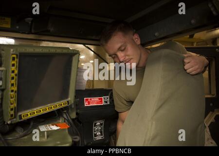 Indischen Ozean US Marine Corps Lance Cpl. Tristen Allen, ein machine Gunner mit Waffen Firma, Bataillon Landung Team 3/1, 13 Marine Expeditionary Unit (MEU), überprüft die Verdrahtung einer Batterie auf einem M 1151A1 gun Truck an Bord der San Antonio-Klasse amphibious Transport dock USS Anchorage LPD (23), 3. September 2018. Das Essex Amphibious Ready Gruppe und begann 13. MEU, werden in den USA 5 Flotte Bereich der Maßnahmen zur Unterstützung der Marine im Einsatz für die Stabilität und Sicherheit in der Region zu gewährleisten und verbindet das Mittelmeer und den Pazifischen Raum durch den westlichen Indischen Ozean und t Stockfoto