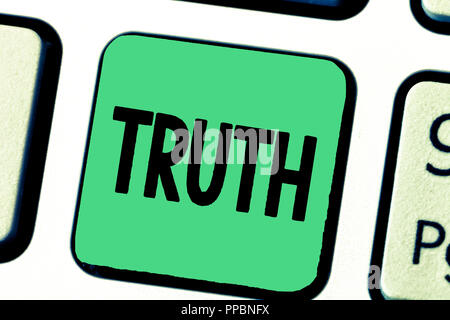 Wort schreiben Text Wahrheit. Business Konzept für die Qualität oder Zustand zu wahren gegenüber der Lüge erzählt Fakten. Stockfoto