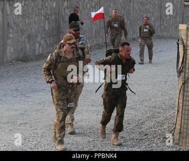 JALALABAD, Afghanistan (Sept. 1, 2018) - Polnische Soldaten der Task Force White Eagle in Afghanistan an die NATO-led der entschlossenen Unterstützung der Mission in Afghanistan zu einem Terroristen Unterschlupf zu verhindern. Sie behalten Ihre geistige und körperliche Eignung beim Ehren Kommandos des 62. Spezielle Unternehmen von der Stadt Boleslawiec. Läufer konkurrierten um den Braunbären Statue, für Wojtek, der polnischen Soldaten im Zweiten Weltkrieg. half benannt (NATO Stockfoto