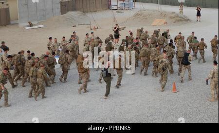 JALALABAD, Afghanistan (Sept. 1, 2018) - Polnische Soldaten der Task Force White Eagle in Afghanistan an die NATO-led der entschlossenen Unterstützung der Mission in Afghanistan zu einem Terroristen Unterschlupf zu verhindern. Sie behalten Ihre geistige und körperliche Eignung beim Ehren Kommandos des 62. Spezielle Unternehmen von der Stadt Boleslawiec. Läufer konkurrierten um den Braunbären Statue, für Wojtek, der polnischen Soldaten im Zweiten Weltkrieg. half benannt (NATO Stockfoto