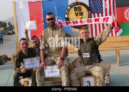 JALALABAD, Afghanistan (Sept. 1, 2018) - Polnische Soldaten der Task Force White Eagle in Afghanistan an die NATO-led der entschlossenen Unterstützung der Mission in Afghanistan zu einem Terroristen Unterschlupf zu verhindern. Sie behalten Ihre geistige und körperliche Eignung beim Ehren Kommandos des 62. Spezielle Unternehmen von der Stadt Boleslawiec. Läufer konkurrierten um den Braunbären Statue, für Wojtek, der polnischen Soldaten im Zweiten Weltkrieg. half benannt (NATO Stockfoto