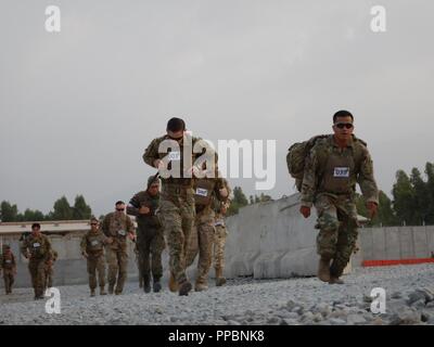 JALALABAD, Afghanistan (Sept. 1, 2018) - Polnische Soldaten der Task Force White Eagle in Afghanistan an die NATO-led der entschlossenen Unterstützung der Mission in Afghanistan zu einem Terroristen Unterschlupf zu verhindern. Sie behalten Ihre geistige und körperliche Eignung beim Ehren Kommandos des 62. Spezielle Unternehmen von der Stadt Boleslawiec. Läufer konkurrierten um den Braunbären Statue, für Wojtek, der polnischen Soldaten im Zweiten Weltkrieg. half benannt (NATO Stockfoto