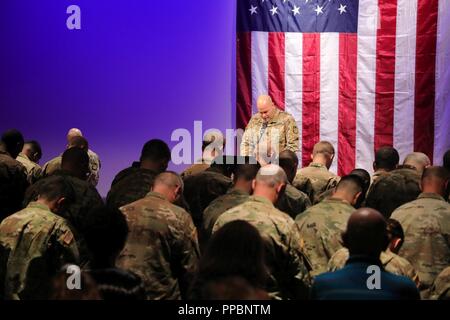 Bravo, Batterie, 5 Bataillon, 113 Field Artillery Regiment hält eine Bereitstellung Zeremonie Montag, Sept. 3, 2018 Hanesbrands Theater in Winston-Salem. Bravo Akku wird zur Unterstützung der Operation Spartan Abschirmung bereitstellen. U.S. Army National Guard Stockfoto