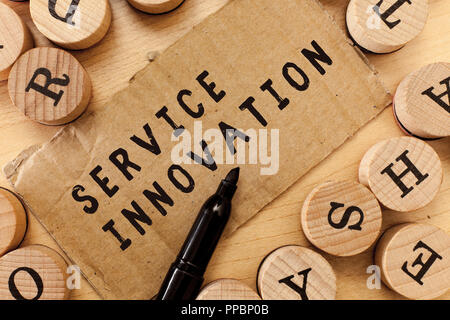Handschrift Text schreiben Service Innovation. Konzept, d. h. die Verbesserung der Dienstleistungen der kommende Trend vorstellen. Stockfoto