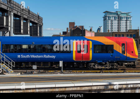 Bahnhof London Waterloo, London, UK. 24. September 2018. Südwestlichen Eisenbahn Schutzvorrichtungen und der RMT Trades Union ein weiteres Wochenende der Unterbrechung für Fahrgäste mit einer Reihe von Arbeitsniederlegungen oder Streiks plan im September und Oktober 2018. RMT-Mitglieder diskutieren der Unternehmen plant, bewacht von den Zügen zu entfernen und den Betrieb von Treiber zu Fortschritt nur Züge auf einer Reihe von Strecken im Südwestlichen Eisenbahn Franchise Netzwerk. Quelle: Steve Hawkins Fotografie/Alamy leben Nachrichten Stockfoto