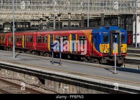 Bahnhof London Waterloo, London, UK. 24. September 2018. Südwestlichen Eisenbahn Schutzvorrichtungen und der RMT Trades Union ein weiteres Wochenende der Unterbrechung für Fahrgäste mit einer Reihe von Arbeitsniederlegungen oder Streiks plan im September und Oktober 2018. RMT-Mitglieder diskutieren der Unternehmen plant, bewacht von den Zügen zu entfernen und den Betrieb von Treiber zu Fortschritt nur Züge auf einer Reihe von Strecken im Südwestlichen Eisenbahn Franchise Netzwerk. Quelle: Steve Hawkins Fotografie/Alamy leben Nachrichten Stockfoto