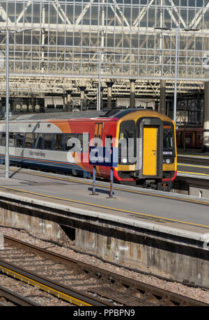 Bahnhof London Waterloo, London, UK. 24. September 2018. Südwestlichen Eisenbahn Schutzvorrichtungen und der RMT Trades Union ein weiteres Wochenende der Unterbrechung für Fahrgäste mit einer Reihe von Arbeitsniederlegungen oder Streiks plan im September und Oktober 2018. RMT-Mitglieder diskutieren der Unternehmen plant, bewacht von den Zügen zu entfernen und den Betrieb von Treiber zu Fortschritt nur Züge auf einer Reihe von Strecken im Südwestlichen Eisenbahn Franchise Netzwerk. Quelle: Steve Hawkins Fotografie/Alamy leben Nachrichten Stockfoto