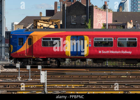 Bahnhof London Waterloo, London, UK. 24. September 2018. Südwestlichen Eisenbahn Schutzvorrichtungen und der RMT Trades Union ein weiteres Wochenende der Unterbrechung für Fahrgäste mit einer Reihe von Arbeitsniederlegungen oder Streiks plan im September und Oktober 2018. RMT-Mitglieder diskutieren der Unternehmen plant, bewacht von den Zügen zu entfernen und den Betrieb von Treiber zu Fortschritt nur Züge auf einer Reihe von Strecken im Südwestlichen Eisenbahn Franchise Netzwerk. Quelle: Steve Hawkins Fotografie/Alamy leben Nachrichten Stockfoto