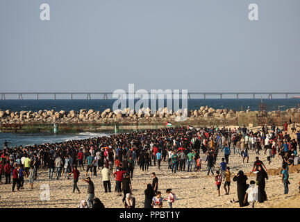 Gaza, Gaza, Palästina. 24 Sep, 2018. Palästinensische Demonstranten am Strand während eines Protestes fordern die Aufhebung der israelischen Blockade des Gazastreifens in der Nähe der Seegrenze mit Israel gesehen, im nördlichen Gazastreifen. Credit: nidal Alwaheidi/SOPA Images/ZUMA Draht/Alamy leben Nachrichten Stockfoto