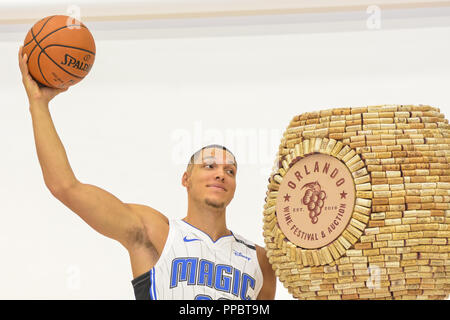 Orlando, Florida, USA. 24. September, 2018. Aaron Gordon posieren für Fotos während der Tag an den Amway Center in Orlando, Florida. Photo Credit: Marty Jean-Louis Credit: Marty Jean-Louis/Alamy leben Nachrichten Stockfoto