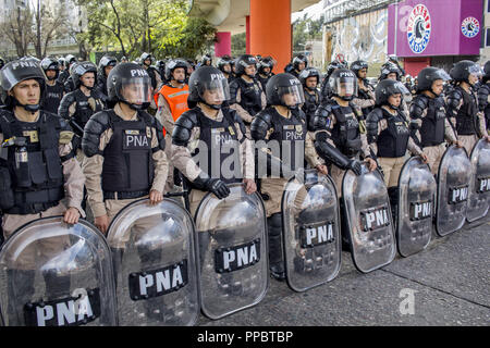Avellaneda, Avellaneda, Argentinien. 24 Sep, 2018. Die sozialen und gewerkschaftlichen Organisationen mobilisiert heute morgen von der Provinz von Avellaneda, Puente Pueyrredan mit der Absicht, eine Veranstaltung die wirtschaftlichen Anpassungen umgesetzt, die von der Regierung von Mauricio Macri zu protestieren, während die Infanterie es verbot. . Credit: ZUMA Press, Inc./Alamy leben Nachrichten Stockfoto