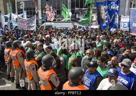 Avellaneda, Avellaneda, Argentinien. 24 Sep, 2018. Die sozialen und gewerkschaftlichen Organisationen mobilisiert heute morgen von der Provinz von Avellaneda, Puente Pueyrredan mit der Absicht, eine Veranstaltung die wirtschaftlichen Anpassungen umgesetzt, die von der Regierung von Mauricio Macri zu protestieren, während die Infanterie es verbot. . Credit: ZUMA Press, Inc./Alamy leben Nachrichten Stockfoto