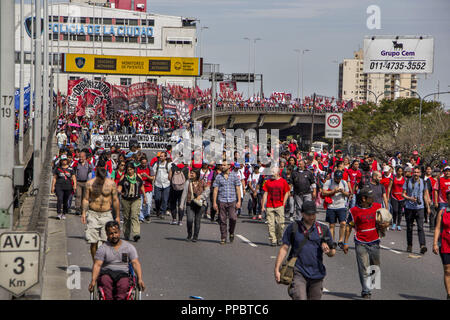 Buenos Aires, der Hauptstadt Argentiniens. 24 Sep, 2018. Die sozialen und gewerkschaftlichen Organisationen mobilisiert heute morgen von der Provinz von Avellaneda, Puente Pueyrredan mit der Absicht, eine Veranstaltung die wirtschaftlichen Anpassungen umgesetzt, die von der Regierung von Mauricio Macri zu protestieren, während die Infanterie es verbot. Credit: ZUMA Press, Inc./Alamy leben Nachrichten Stockfoto