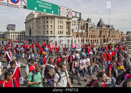 Buenos Aires, der Hauptstadt Argentiniens. 24 Sep, 2018. Die sozialen und gewerkschaftlichen Organisationen mobilisiert heute morgen von der Provinz von Avellaneda, Puente Pueyrredan mit der Absicht, eine Veranstaltung die wirtschaftlichen Anpassungen umgesetzt, die von der Regierung von Mauricio Macri zu protestieren, während die Infanterie es verbot. Credit: ZUMA Press, Inc./Alamy leben Nachrichten Stockfoto