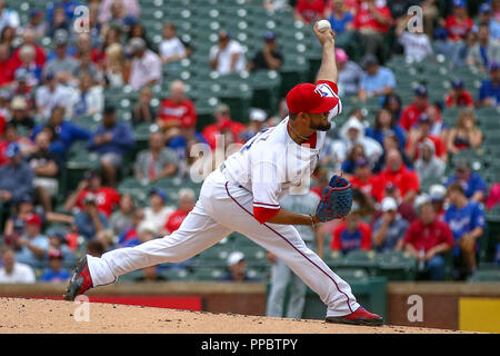 Arlington, Texas, USA. 23 Sep, 2018. Texas Förster Krug Martin Perez (33) Plätze im ersten Inning des MLB Spiel zwischen der Seattle Mariners und der Texas Rangers bei Globe Life Park in Arlington, Texas. Texas gewann 6-1. Tom Sooter/CSM/Alamy leben Nachrichten Stockfoto