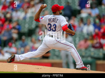 Arlington, Texas, USA. 23 Sep, 2018. Texas Förster Krug Martin Perez (33) Plätze im ersten Inning des MLB Spiel zwischen der Seattle Mariners und der Texas Rangers bei Globe Life Park in Arlington, Texas. Texas gewann 6-1. Tom Sooter/CSM/Alamy leben Nachrichten Stockfoto