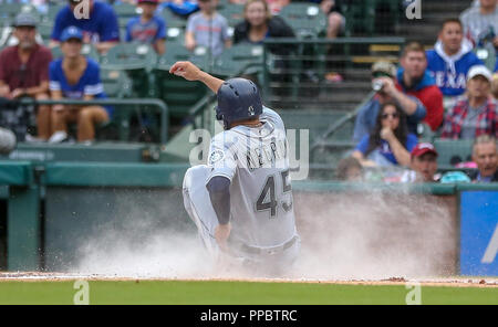 Arlington, Texas, USA. 23 Sep, 2018. Seattle Mariners dritter Basisspieler Kristopher Negron (45) Kerben die Spiele 1. Durchlauf auf Seattle Mariners outfielder Guillermo Heredia (5) 3 bei 3. Inning der MLB Spiel zwischen der Seattle Mariners und der Texas Rangers bei Globe Life Park in Arlington, Texas. Texas gewann 6-1. Tom Sooter/CSM/Alamy leben Nachrichten Stockfoto