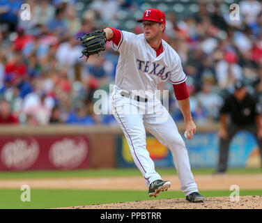 Arlington, Texas, USA. 23 Sep, 2018. Texas Förster Krug Jeffrey Federn (54) Plätze in der MLB Spiel zwischen der Seattle Mariners und der Texas Rangers bei Globe Life Park in Arlington, Texas. Texas gewann 6-1. Tom Sooter/CSM/Alamy leben Nachrichten Stockfoto