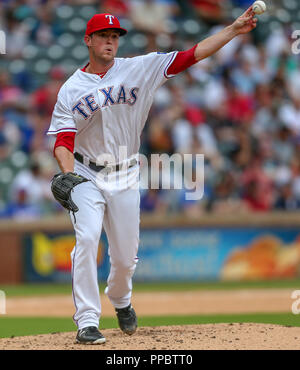 Arlington, Texas, USA. 23 Sep, 2018. Texas Förster Krug Jeffrey Federn (54) wirft dem 1st Base während der MLB Spiel zwischen der Seattle Mariners und der Texas Rangers bei Globe Life Park in Arlington, Texas. Texas gewann 6-1. Tom Sooter/CSM/Alamy leben Nachrichten Stockfoto