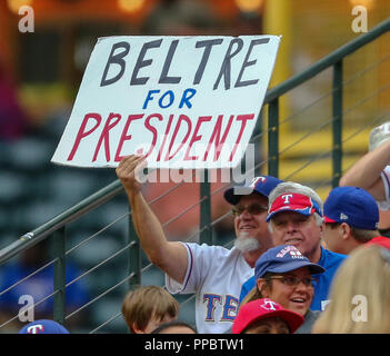 Arlington, Texas, USA. 23 Sep, 2018. Ein Fan hält ein ''Beltre für Präsident'' Zeichen während der MLB Spiel zwischen der Seattle Mariners und der Texas Rangers bei Globe Life Park in Arlington, Texas. Texas gewann 6-1. Tom Sooter/CSM/Alamy leben Nachrichten Stockfoto