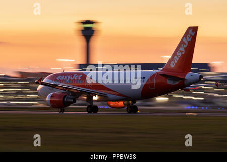 Luton Airport, London, Großbritannien. 24. Sep 2018. UK Wetter: Erfassung der Bewegung eines easyJet Airbus Landung am Abend in London Luton Airport. Credit: Nick Whittle/Alamy leben Nachrichten Stockfoto