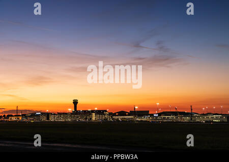 Luton Airport, London, Großbritannien. 24. Sep 2018. UK Wetter: Ein September Abend am Flughafen London Luton Credit: Nick Whittle/Alamy leben Nachrichten Stockfoto