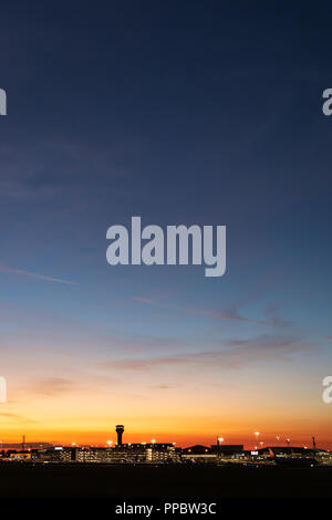 Luton Airport, London, Großbritannien. 24. Sep 2018. UK Wetter: Ein September Abend am Flughafen London Luton Credit: Nick Whittle/Alamy leben Nachrichten Stockfoto