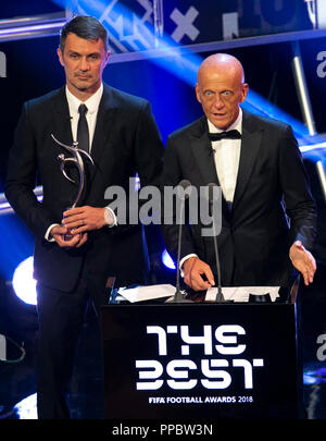 London, Großbritannien. 24 Sep, 2018. Ehemalige italienische Schiedsrichter Pierluigi Collina (R) präsentiert die FIFA Fair Play Award für den besten Fußball-Awards 2018 in London, Großbritannien an Sept. 24, 2018. Credit: Han Yan/Xinhua/Alamy leben Nachrichten Stockfoto