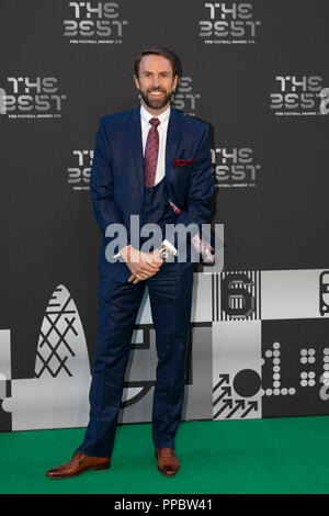 London, Großbritannien. 24 Sep, 2018. England Manager Gareth Southgate kommt auf den grünen Teppich vor der beste FIFA Football Awards 2018 in London, Großbritannien an Sept. 24, 2018. Credit: Han Yan/Xinhua/Alamy leben Nachrichten Stockfoto