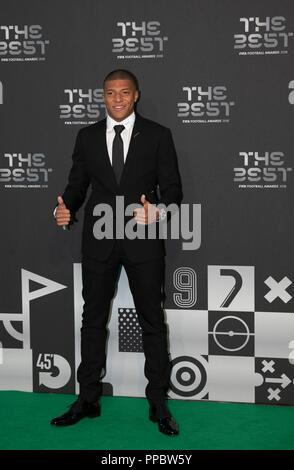 London, Großbritannien. 24 Sep, 2018. Kylian Mbappe kommt auf den grünen Teppich vor der beste FIFA Football Awards 2018 in London, Großbritannien an Sept. 24, 2018. Credit: Han Yan/Xinhua/Alamy leben Nachrichten Stockfoto