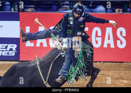 Fairfax, Virginia, USA. 23 Sep, 2018. CLAUDIO MONTANHA JR reitet ein Stier namens Tödliche Larry in der zweiten Nacht der Konkurrenz an EagleBank Arena in Fairfax, Virginia statt. Credit: Amy Sanderson/ZUMA Draht/Alamy leben Nachrichten Stockfoto