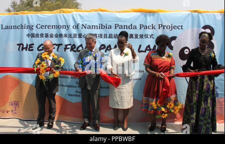 Windhoek. 24 Sep, 2018. Gäste schneiden Sie das Band an den Start Zeremonie von Namibia Panda Pack Projekt in Windhoek, Namibia auf Sept. 24, 2018. Eine chinesische Nächstenliebe hat 60.000 Säcke mit Schulmaterial, um von den namibischen Ministerium für Unterricht, Kunst und Kultur gespendet. Die Spende, die von der Beijing - gegründete chinesische Grundlage für die Bekämpfung der Armut (CFPA), wurde durch eine Initiative der Panda Pack Projekt, die bereits über 5 Millionen Schüler in China profitiert genannt. Credit: Wu Changwei/Xinhua/Alamy leben Nachrichten Stockfoto